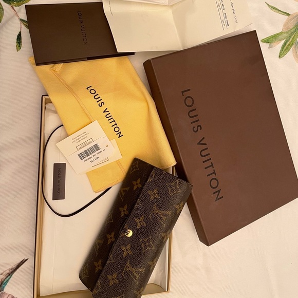 Authentic Louis Vuitton Sarah Wallet - Picture 2 of 9